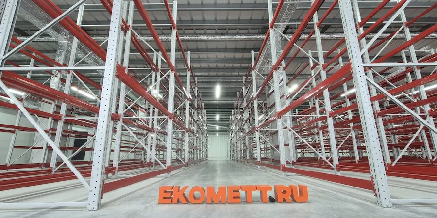 Склад крупного операторов по ремонту грузового транспорта